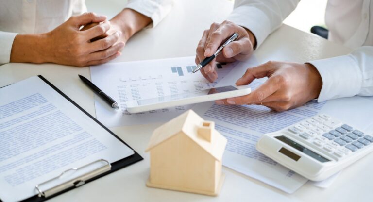 Homeowner discussing estate agent fees and selling costs with a property expert
