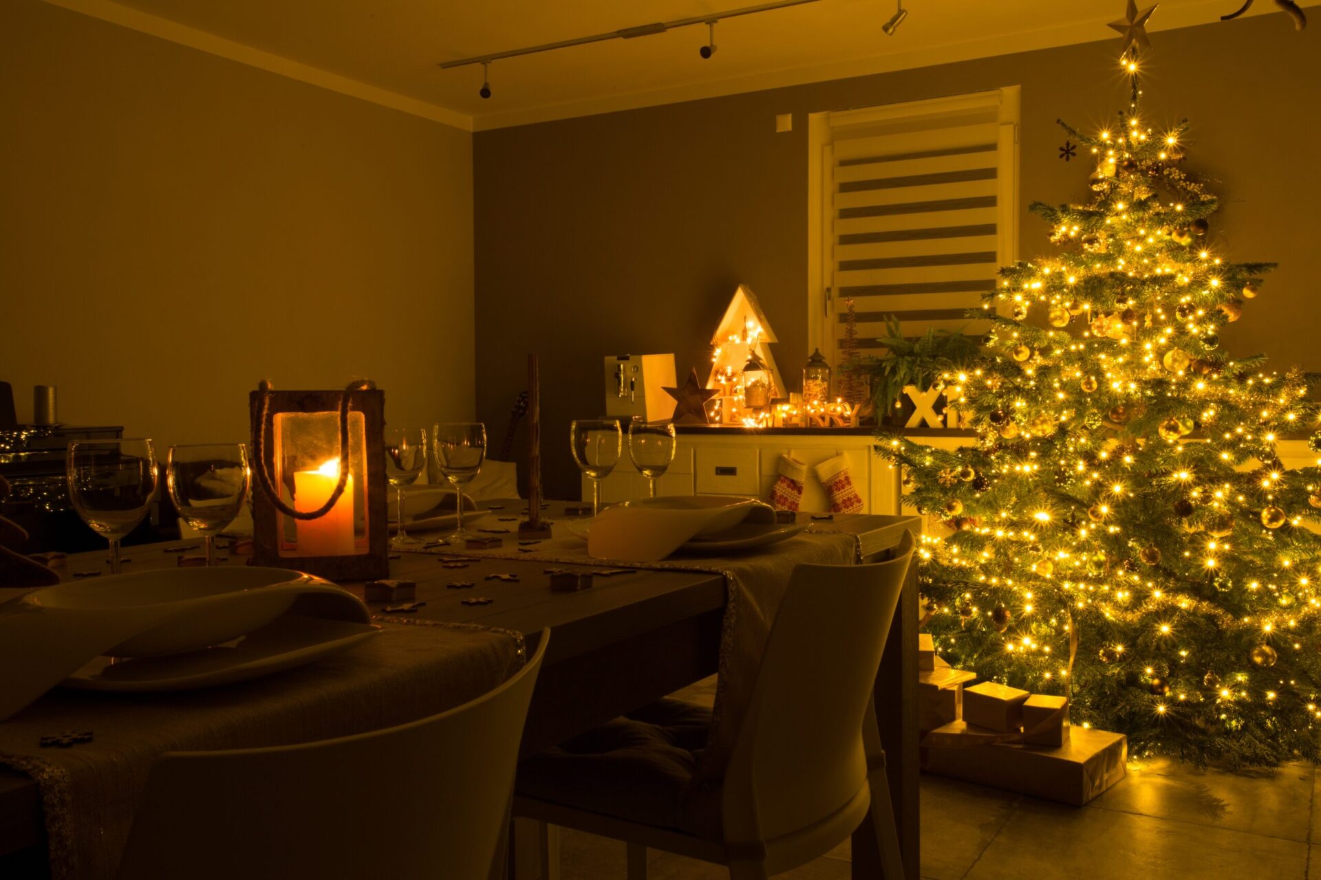 Festive dining scene with Christmas lights in York, reflecting the atmosphere of York’s Christmas markets and Minster events